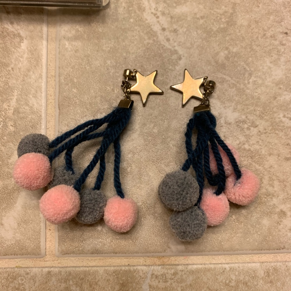 Star Pom Pom earring